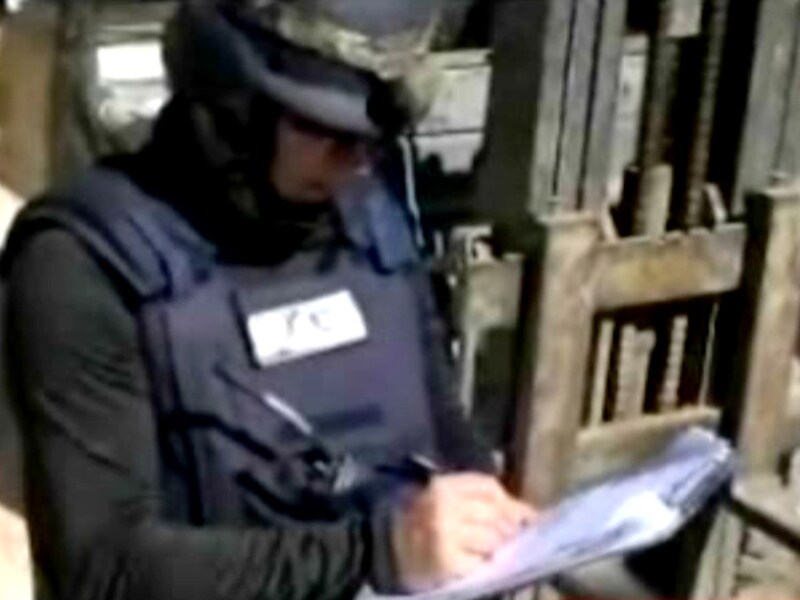 Een chemische wapenexpert in een productiefaciliteit in Syrië.