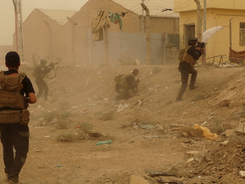 Iraakse veiligheidstroepen leveren slag met IS in Ramadi.