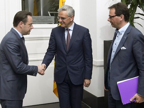 CD&amp;V'ers Kris Peeters (m.) en Wouter Beke (r.) bij informateur Bart De Wever (N-VA).