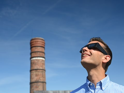 Met een eclipsbril in de aanslag nodigt burgemeester Jelle Wouters inwoners uit om woensdagavond de zonsverduistering vanop het dakterras van GC 'de Mena' te komen bekijken.