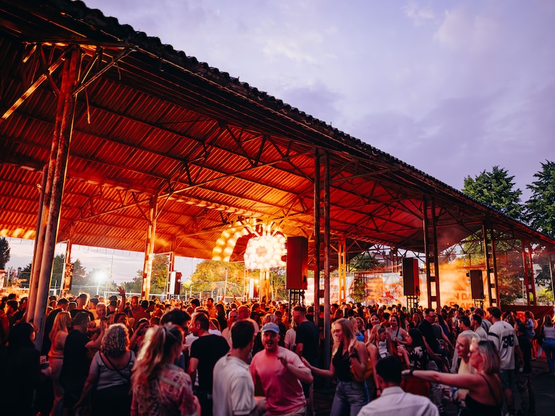 Nog één keer blijven plakken: Apéro Velcro sluit de zomer af met open air in Het Arsenaal