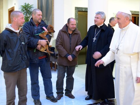 Paus Franciscus, de Poolse bisschop Krajewski en drie van de vier zwervers.