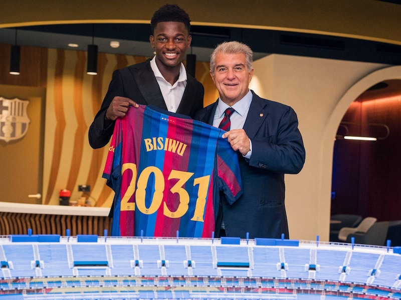 Voorzitter Joan Laporta glundert van trots: Barcelona stelt met jong talent Jesse Bisiwu (18) voor het eerst sinds 2014 nog eens een Belg officieel voor