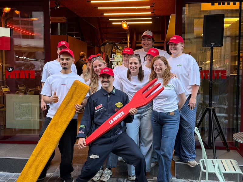 De nieuwe vestiging van La Patate in Oostende is officieel geopend. Ook zaakvoerder Average Rob (in het zwart) was aanwezig. 