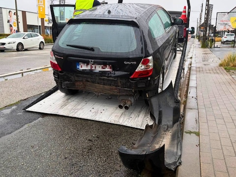 De bestuurder werd voor verzorging naar het AZ Delta overgebracht, na het ongeval in de Brugsesteenweg in Roeselare.