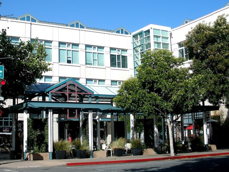 Facebook gaat voor haar werknemers zelf een appartementencomplex aanbouwen dichtbij het hoofdkwartier van het bedrijf in Menlo Park.