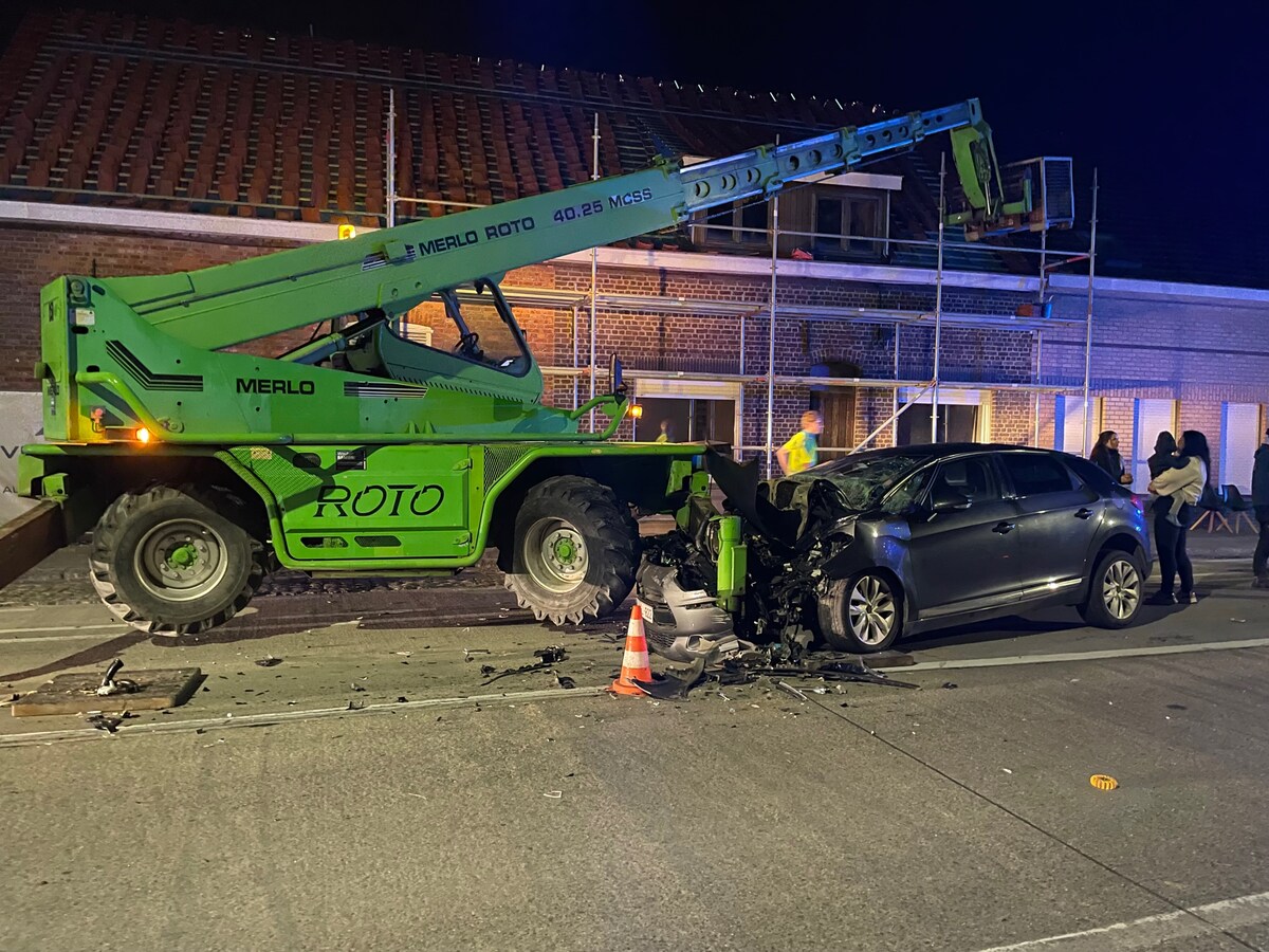 En Westrozebeke, un coche chocó con un manipulador telescópico que se encontraba en la calzada durante las obras de renovación de una casa. El conductor del manipulador telescópico salió disparado de su cabina.