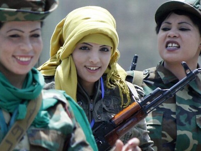 Nisreen Masroun al Forgani tussen andere vrouwelijke militieleden. © afp