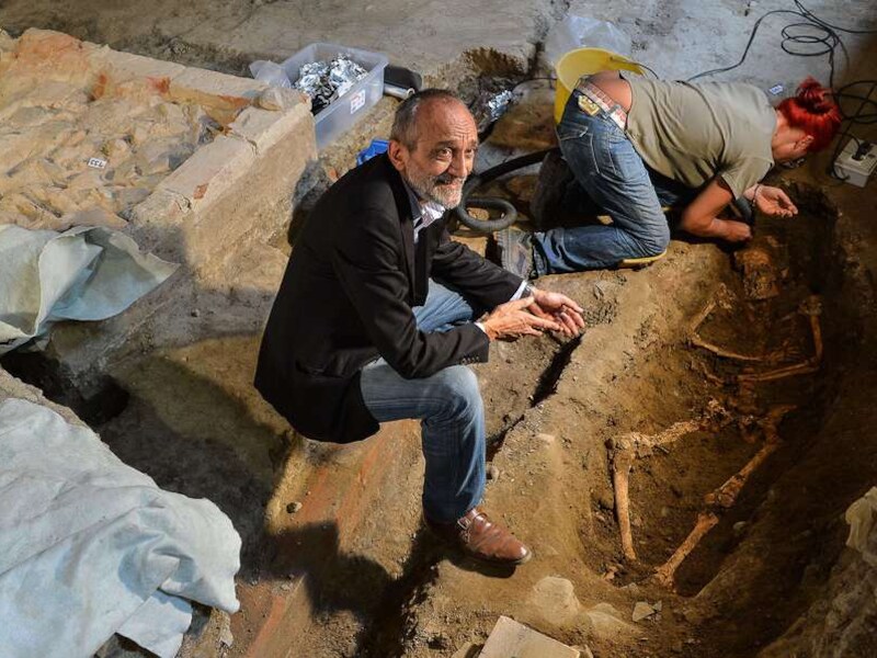 De Italiaanse archeoloog Silvano Vincenti bij het vermoedelijke skelet van Lisa Gherardini.