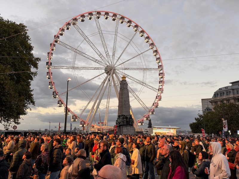 Cultfilm ‘Dikkenek’ lokt massa volk naar Poelaertplein voor twintigste ...