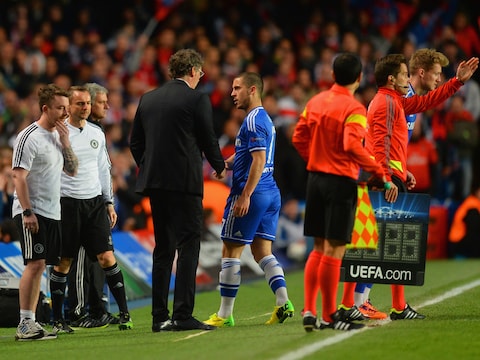 Eden Hazard stapt na zeventien minuten van het veld op Stamford Bridge.