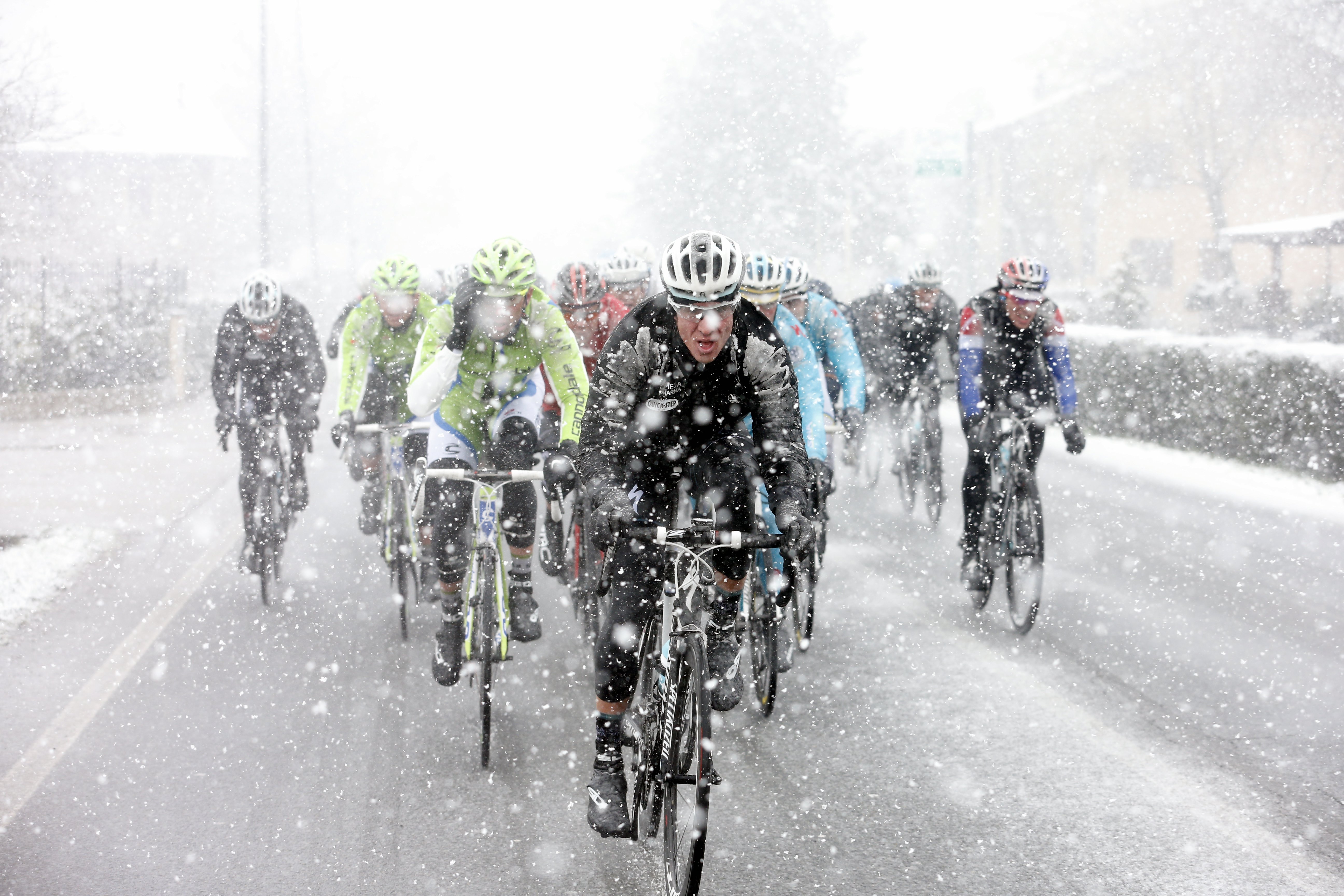 Een beeld uit Milaan-Sanremo van vorige zondag, waar de winter ook ongenadig hard toesloeg.
