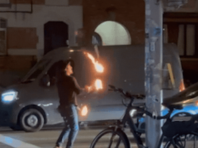 KIJK. Circusartiest jongleert met brandende fakkels tijdens drukke avondspits Brussel