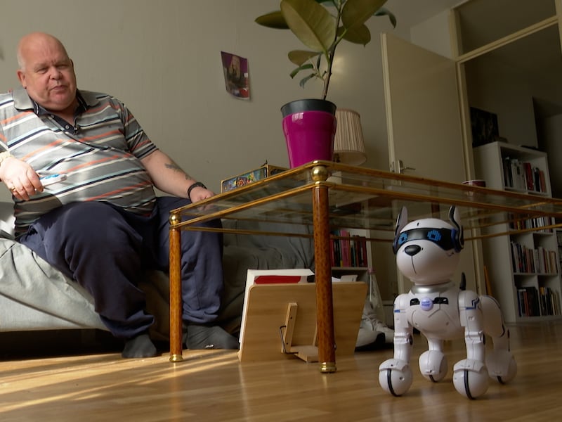Nederlander Erik kiest voor robothond Pluto als huisdier: “Ik voel de band tussen ons groeien”