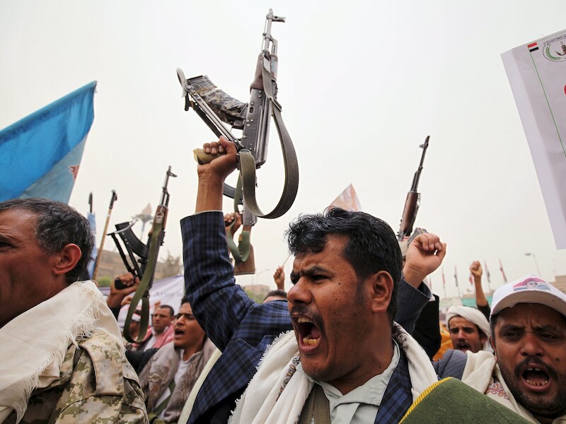 Aanhangers van de president van Jemen protesteren met hun wapens in Sanaa.