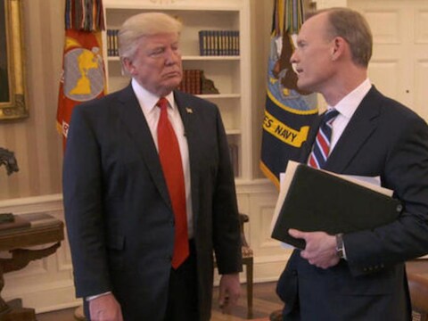 CBS-journalist John Dickerson interviewt president Donald Trump die de bui al ziet hangen.