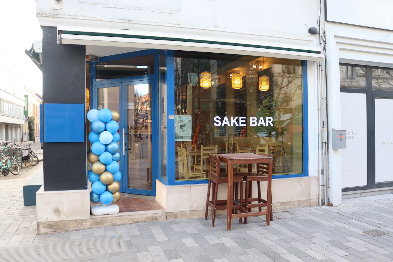 net-open-zhou-56-opent-sake-bar-proeven-van-meer-dan-30-soorten
