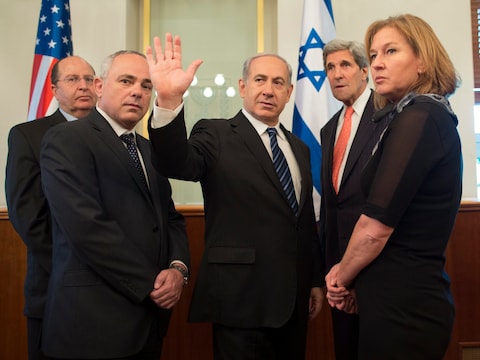 De Israëlische minister Steinitz (tweede van links) eerder dit jaar naast onder anderen premier Netanyahu en de Amerikaanse minister van Buitenlandse Zaken John Kerry.
