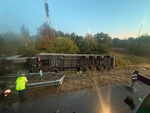 Een vrachtwagen kantelde na een klapband in de berm van de R4 in Mariakerke