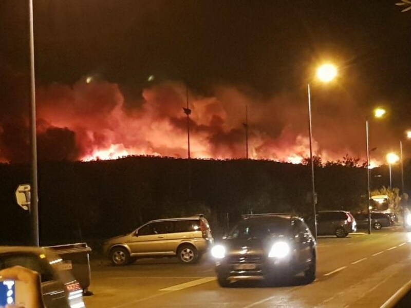 Onder meer in Bormes-les-Mimosas vecht de brandweer tegen het vuur.