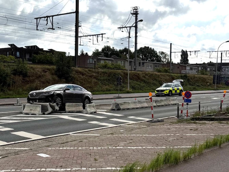 Auto knalt tegen betonblokken op Roderveldlaan in Berchem