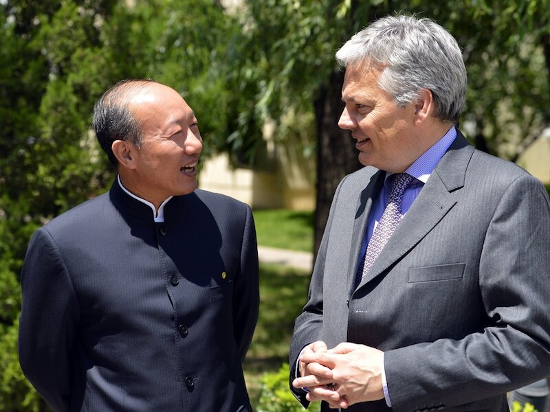 Reynders (rechts) in gesprek met Chen Feng (links), voorzitter van de Hainan airline group.