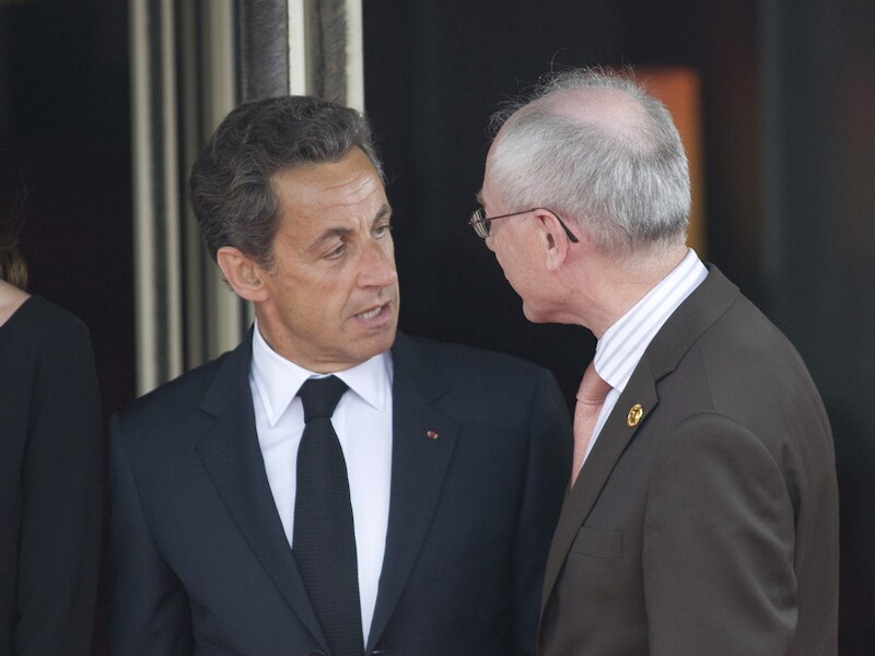 Nicolas Sarkozy praat met Europees president Herman Van Rompuy.