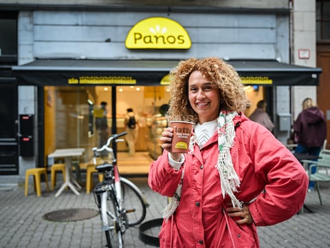 Barista Fanny Leenknecht proeft takewaykoffies bij 5 grote ketens. 