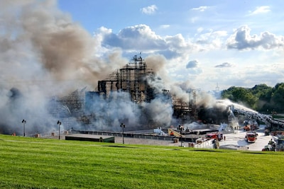 Brand op Tomorrowland-mainstage waarschijnlijk veroorzaakt door lek in vlammenwerper: “Een menselijke fout”