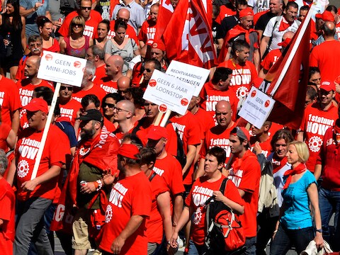 Archiefbeeld van een protestactie van CSC/ACV en FGTB en ABVV tegen het bevriezen van de lonen voor 2013 en 2014.