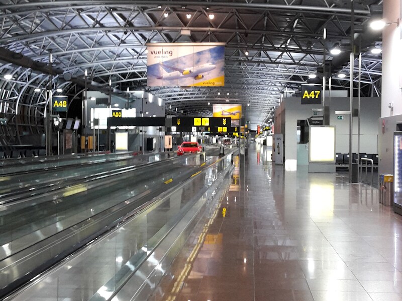 De aankomhal van de luchthaven is compleet verlaten.