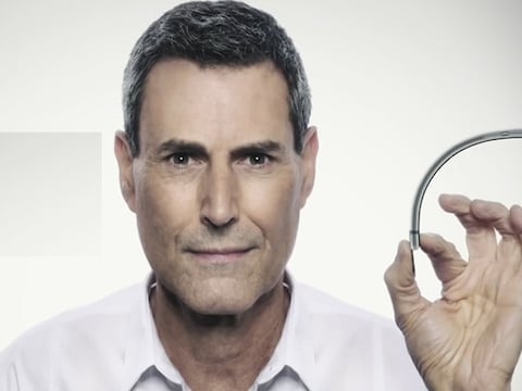 Illusionist Uri Geller heeft ervaring met buigbare iPhones.
