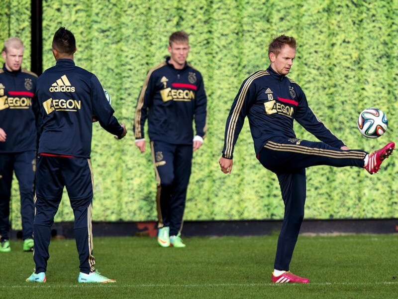 Siem de Jong houdt een bal hoog.