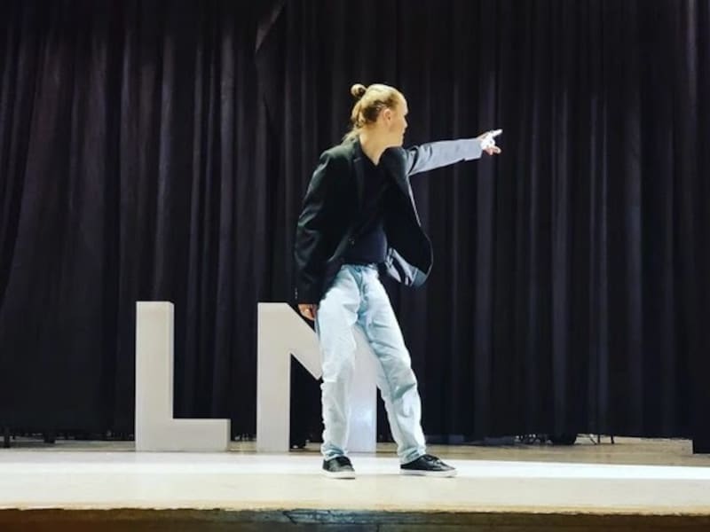 Jonge comedian Louis Mertens (14) mag binnenkort moppen tappen tijdens show op internaat