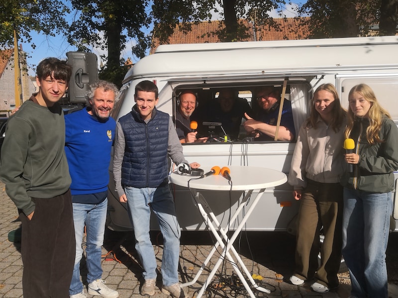 't Saam Karavaan bij cc Kruispunt in Diksmuide. Foto: leerling Stan, leerlingenbegeleider Karel De Gryse, Quittano, Hannes De Kesel, Peter Vlaeminck, Stijn Sinnaeve en leerlingen Niene en Ilyse.