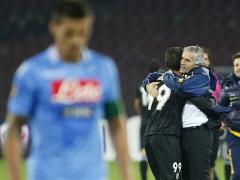 Terwijl Parmacoach Donadoni op de achtergrond viert, druipt Napoli af.