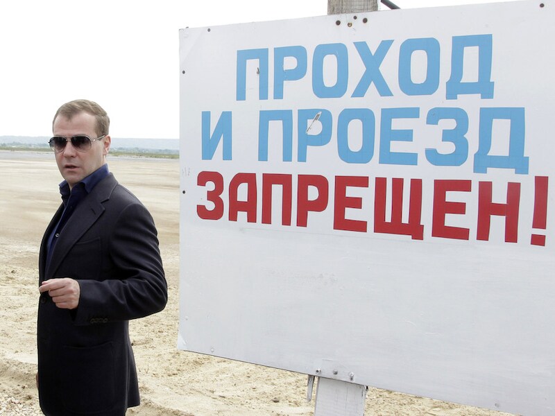 Dimitri Medvedev tijdens zijn bezoek aan Dzerzjinsk.