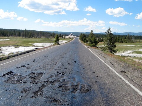 De Firehole Lake Drive brengt toeristen naar de Great Fountain Geyser, White Dome Geyser en Firehole Lake.