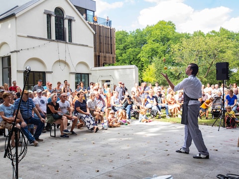 In en rond het Colomapark in Sint-Pieters-Leeuw kan je op 22 augustus opnieuw komen genieten van straattheater tijdens StraPatZen.