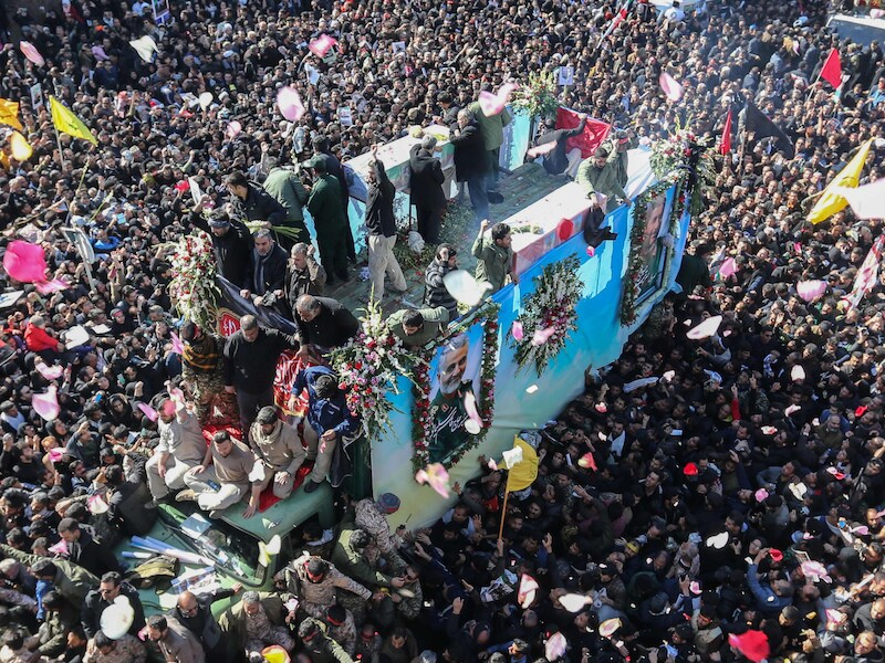 In Kerman is een massa volk op de been voor de begrafenis van Soleimani.