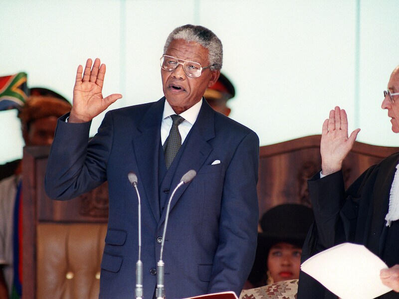 Nelson Mandela legt de eed af als Zuid-Adrikaans president.