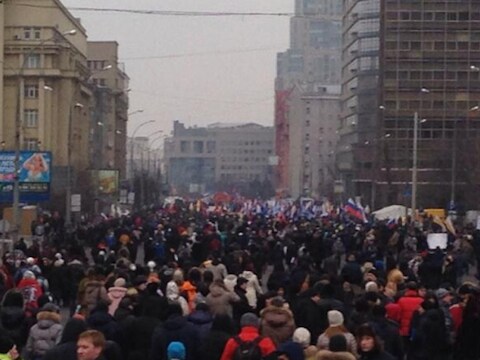 Mensen met Russische vlaggen demonstreren in Moskou voor een inval in buurland Oekraïne.