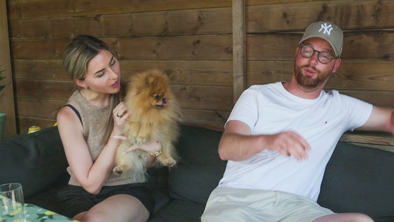 Maïté stelt Ian haar hond voor, maar Ian is geen hondenvriend.