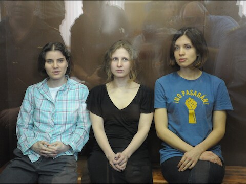De drie leden van Pussy Riot werden tot twee jaar strafkamp veroordeeld wegens "hooliganisme ingegeven door godsdiensthaat".