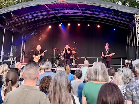 Veel volk op de laatste zomermuziekavond van dit jaar in het gemeentepark van Schoten, waarop de tribute band ‘Here’s 2U’ een concert gaf 