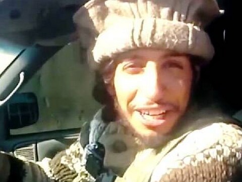 Abouad aan het stuur van een jeep die de een handvol lijken door de straat sleept.