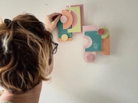 De Schotense Tinne Coreynen experimenteert met keramieken wandsculpturen.