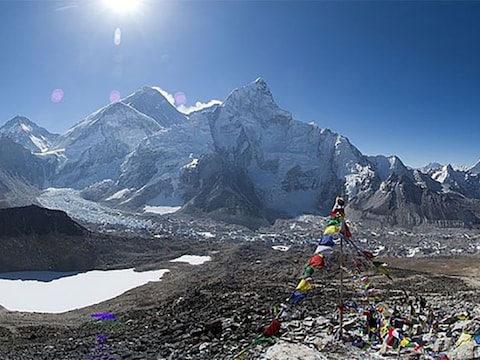Zicht op de top van de Mount Everest vanuit het basiskamp.