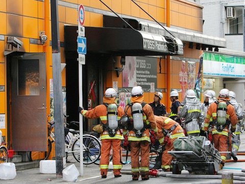 Archiefbeeld. Brandweerlieden aan het werk bij de arcadehal in Osaka waar de man brand stichtte. (05/07/09)
