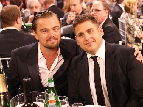 Acteur Jonah Hill (R) met Leonardi DiCaprio op de Critic's Choice Awards.